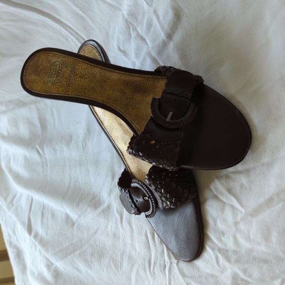 Slide into these weaved heeled sandles - Picture 2 of 6